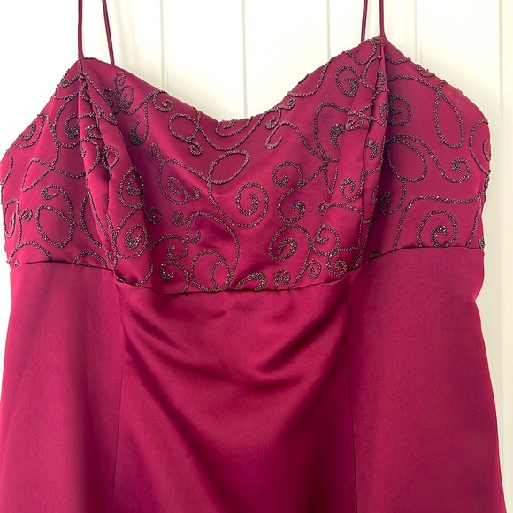 Burgundy wine, maroon gown Mother of bride/groom, size 12/14. 40” bust, prom - Picture 2 of 9